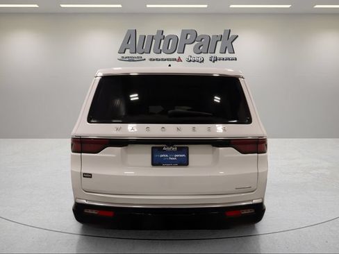 Used 2024 Jeep Wagoneer L Series II w/ Flexible Seating Group AWD/4WD image 6