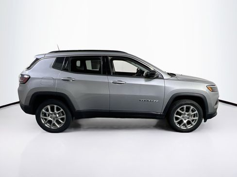 Used 2022 Jeep Compass Latitude w/ Sun and Sound Group AWD/4WD image 4