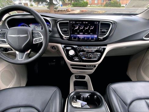 Certified 2024 Chrysler Pacifica Touring-L FWD image 15