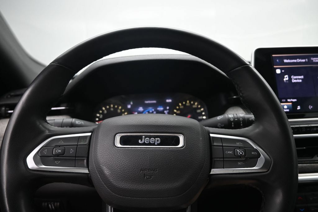 Used 2025 Jeep Compass Latitude AWD/4WD image 11