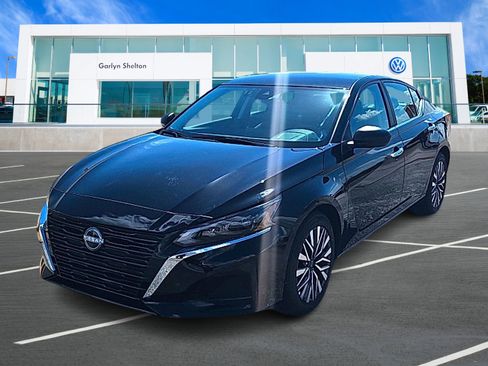 Used 2025 Nissan Altima 2.5 SV FWD image 1