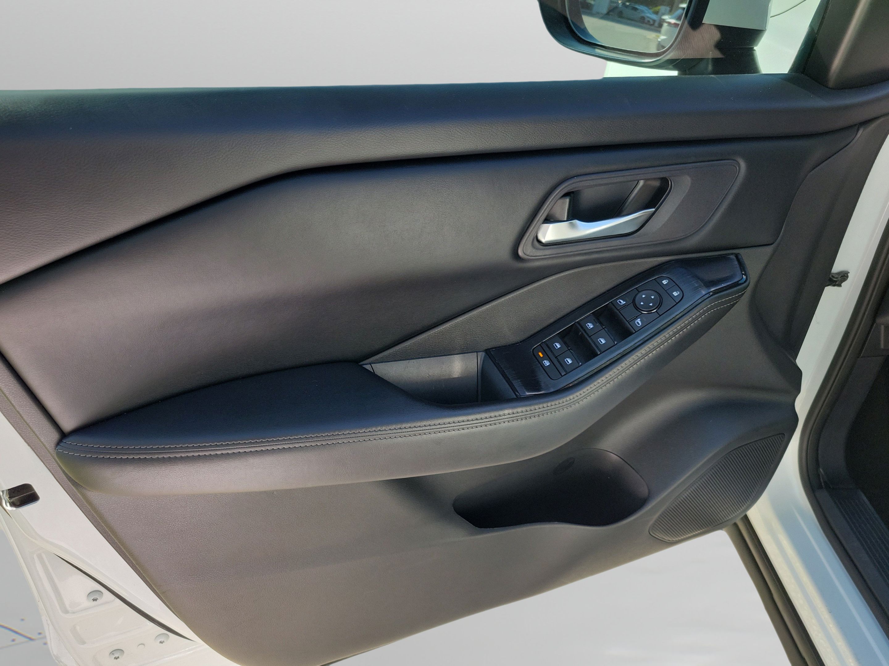 Used 2024 Nissan Rogue SV FWD image 11