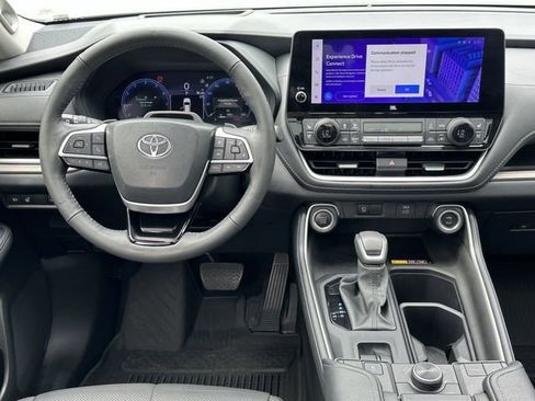 Used 2024 Toyota Grand Highlander AWD image 11