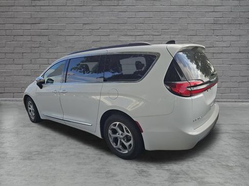 Used 2023 Chrysler Pacifica Limited FWD image 9