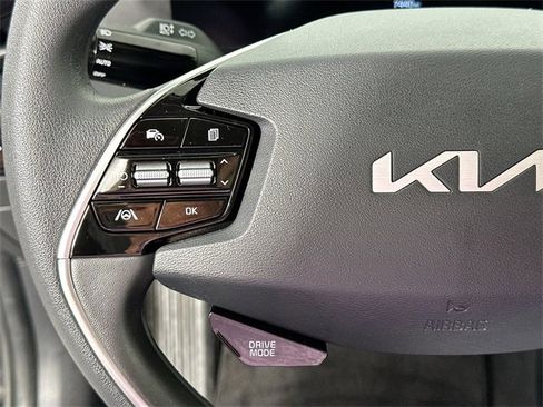 Used 2024 Kia Niro LX image 19