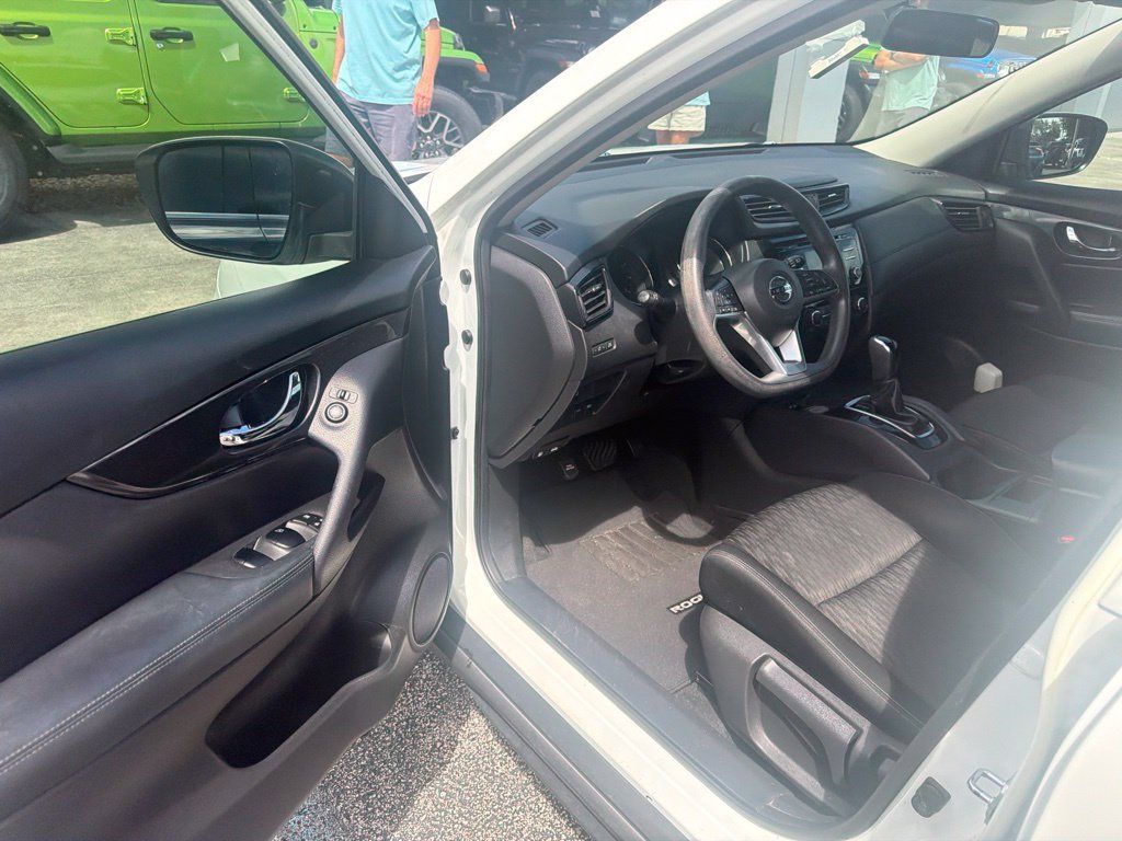 Used 2017 Nissan Rogue S w/ S Appearance Package FWD image 16