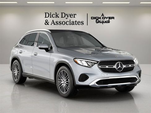 Used 2025 Mercedes-Benz GLC 300 4MATIC image 36