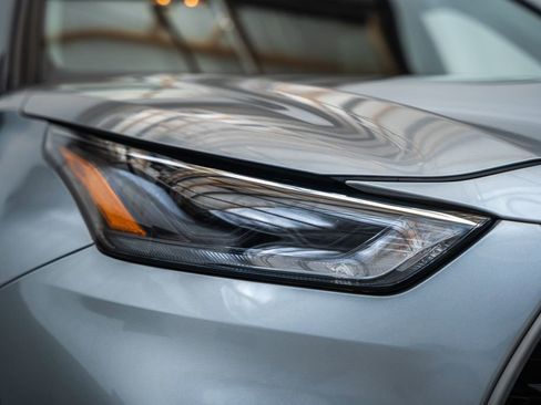 Used 2023 Toyota Highlander LE AWD/4WD image 15
