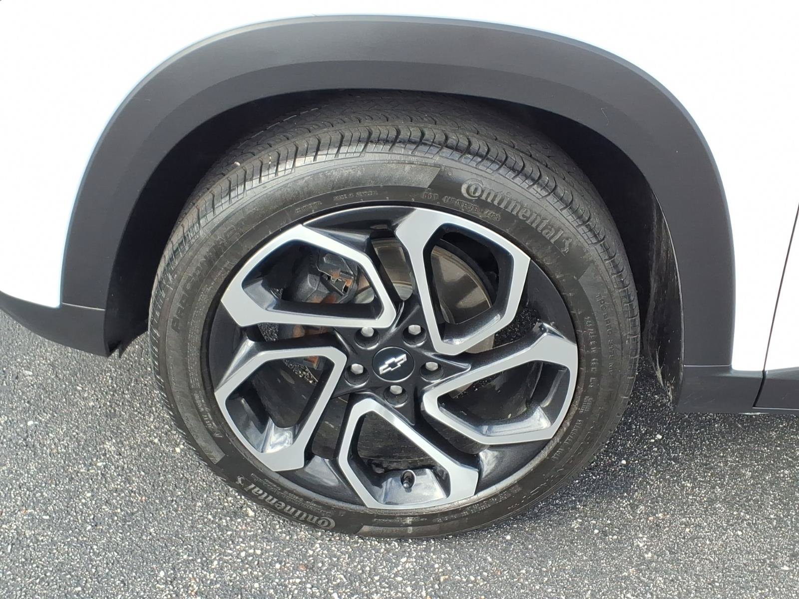 Used 2025 Chevrolet Trax RS w/ Sunroof Package FWD image 31