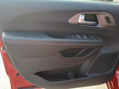 New 2026 Chrysler Pacifica Select image 9