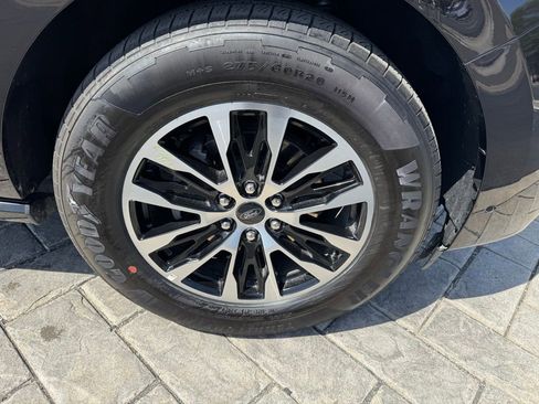 Used 2025 Ford Expedition Platinum image 4