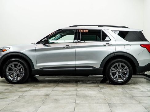 Used 2022 Ford Explorer XLT w/ Equipment Group 202A image 8