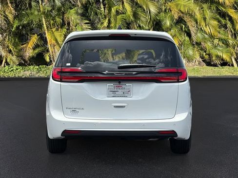 New 2027 Chrysler Pacifica Select FWD image 6