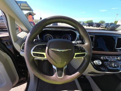 Used 2017 Chrysler Pacifica Touring Plus image 3