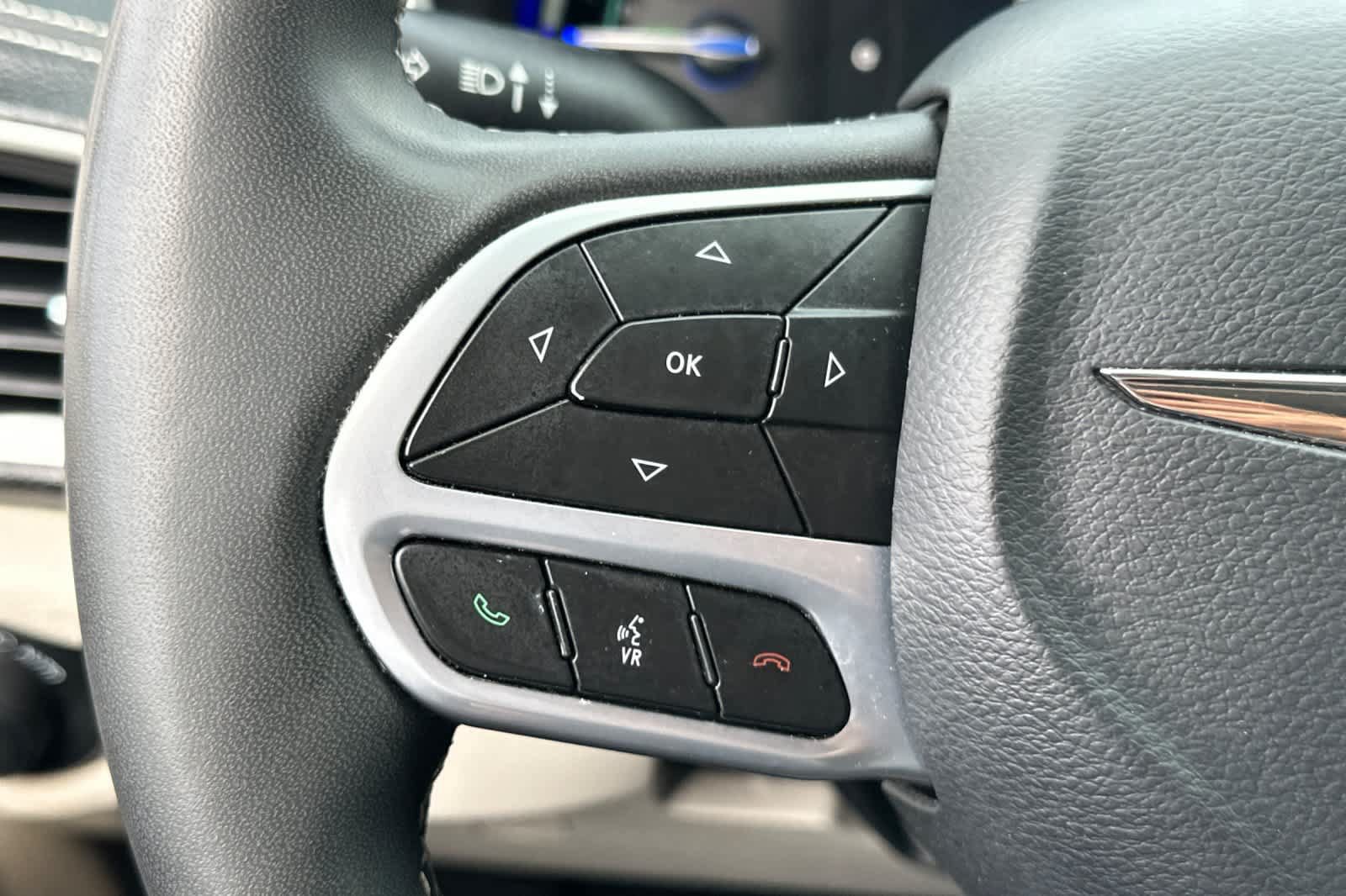 Used 2024 Chrysler Pacifica Limited FWD image 29