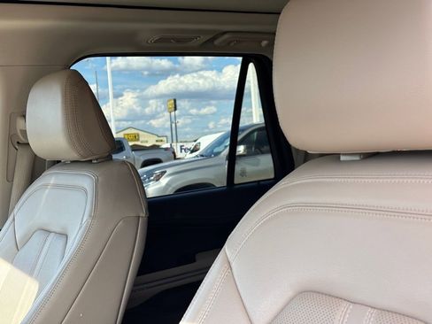 Used 2024 Ford Expedition Limited image 13