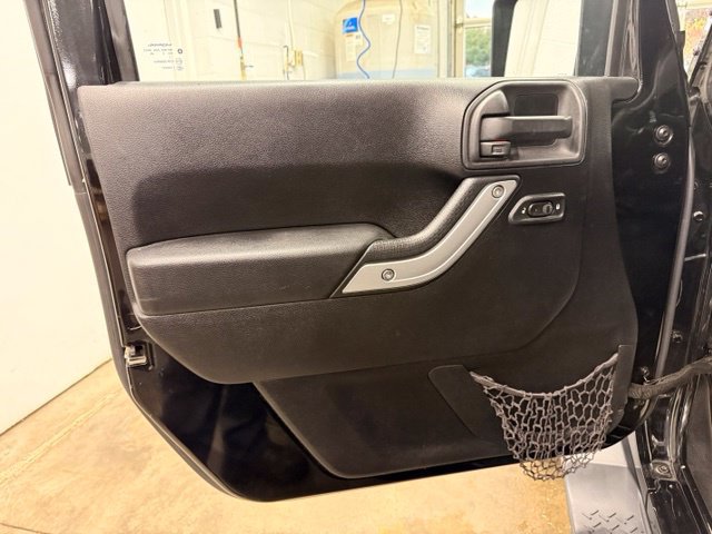 Used 2015 Jeep Wrangler Unlimited Sahara w/ Connectivity Group AWD/4WD image 8