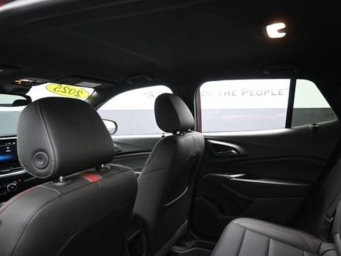 Used 2025 Chevrolet Trax RS FWD image 25