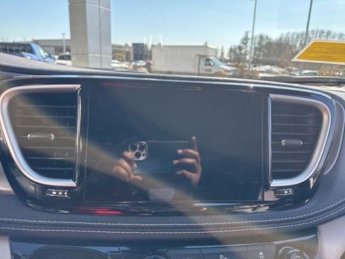 Used 2024 Chrysler Pacifica Select image 12