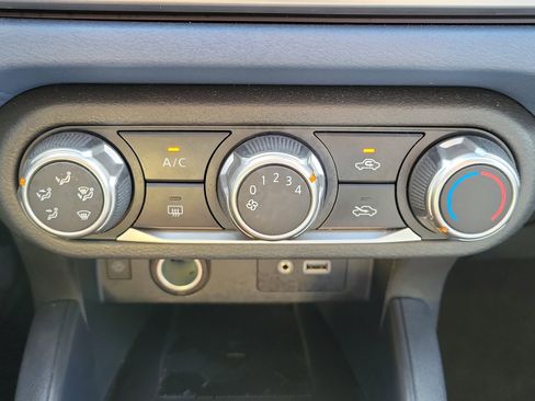 Used 2025 Nissan Versa SV FWD image 27