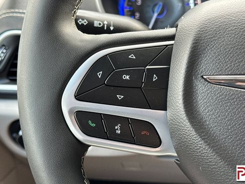 Used 2023 Chrysler Pacifica Touring-L AWD/4WD image 28