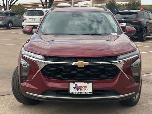 Used 2025 Chevrolet Trax LT w/ LT Convenience Package FWD image 2