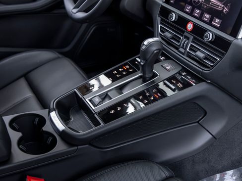 Certified 2025 Porsche Macan AWD/4WD image 54