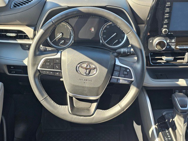Used 2022 Toyota Highlander XLE AWD/4WD image 26