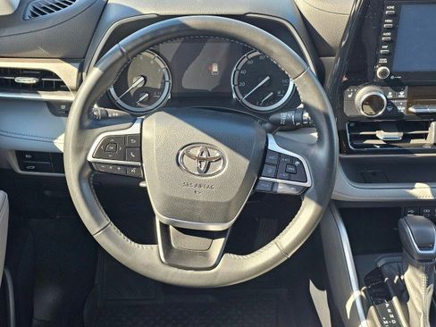 Used 2022 Toyota Highlander XLE AWD/4WD image 26