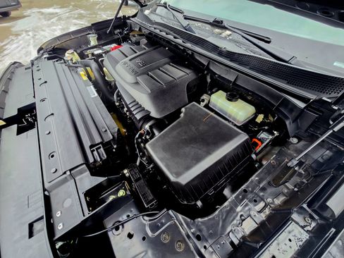 Used 2021 Nissan Titan SL w/ Moonroof Package image 39