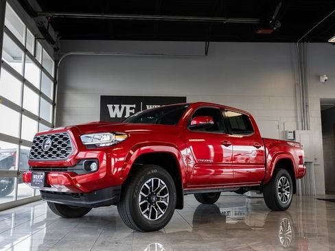 Used 2022 Toyota Tacoma TRD Sport w/ Technology Package image 2