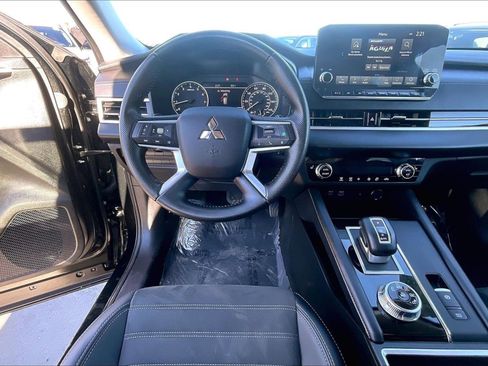 Used 2024 Mitsubishi Outlander SE image 5