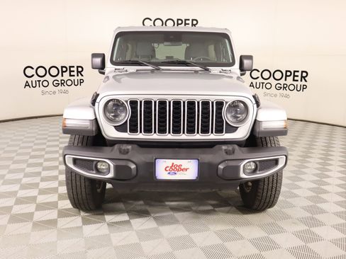 Used 2024 Jeep Wrangler Sahara image 9