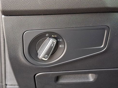 Used 2024 Volkswagen Tiguan SE w/ Panoramic Sunroof Package image 28