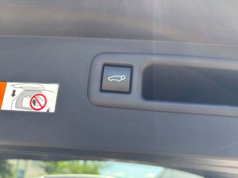 Used 2025 Toyota Highlander LE FWD image 24