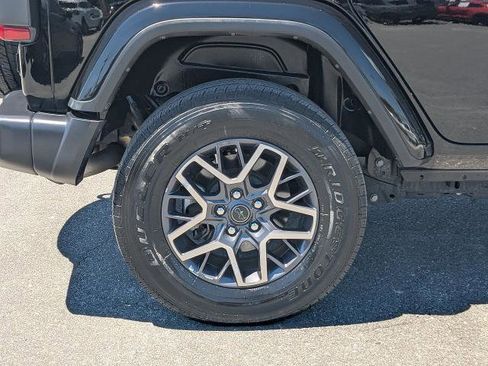 Used 2025 Jeep Wrangler Unlimited Sahara AWD/4WD image 11