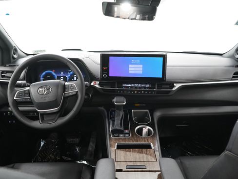 Used 2025 Toyota Sienna Platinum AWD/4WD image 17