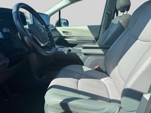 Used 2021 Toyota Sienna XLE FWD image 19
