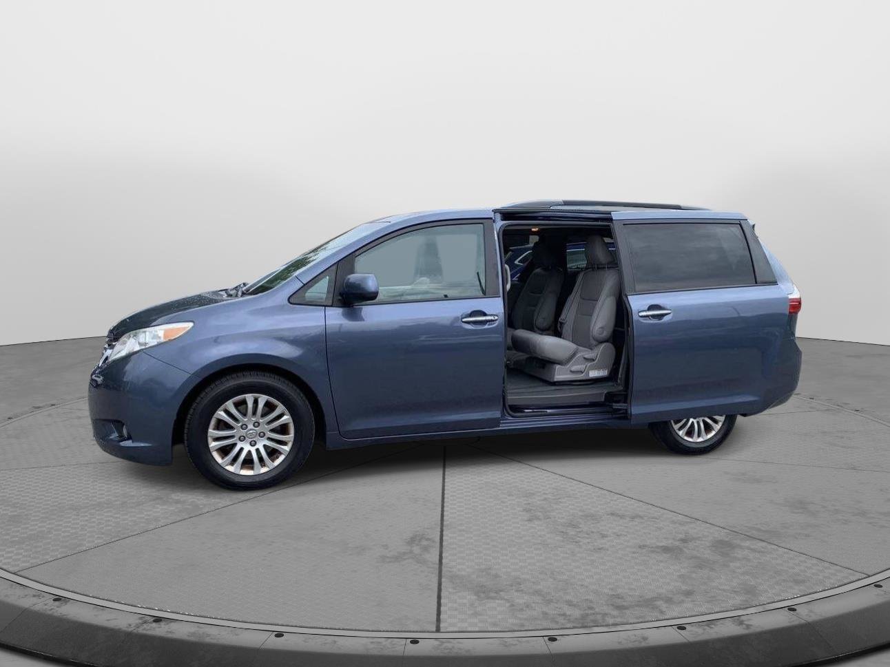 Used 2017 Toyota Sienna XLE Premium FWD image 30