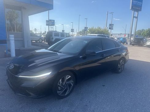 Used 2024 Hyundai Elantra Limited image 1