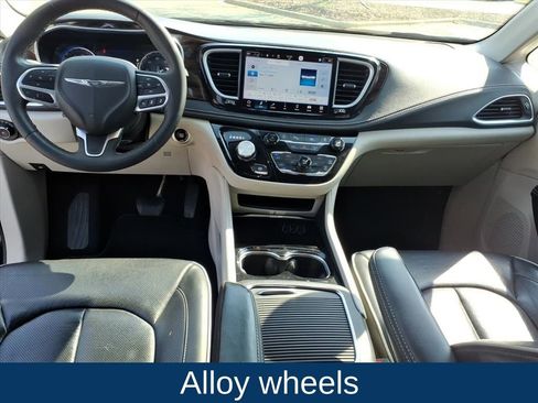 Used 2023 Chrysler Pacifica Limited image 25