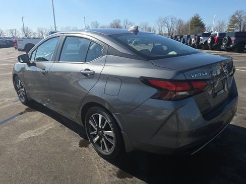 Used 2021 Nissan Versa SV image 3