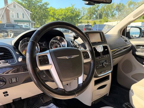 Used 2012 Chrysler Town & Country Touring-L FWD image 15