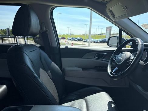 Used 2024 Kia Carnival LX image 15