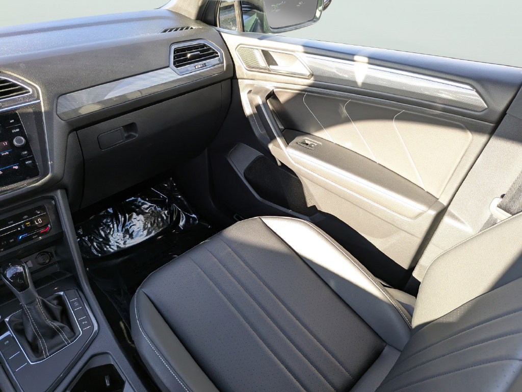 Certified 2023 Volkswagen Tiguan SE R-Line FWD image 16