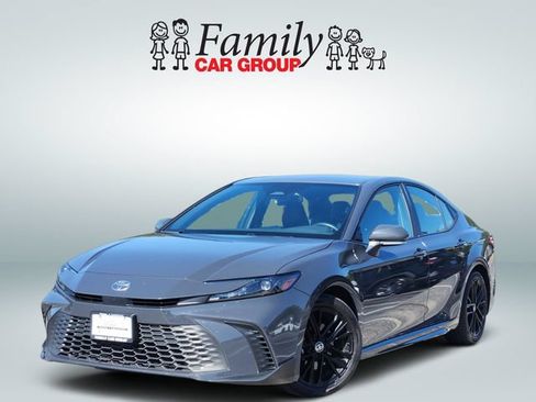 Used 2025 Toyota Camry SE FWD image 1