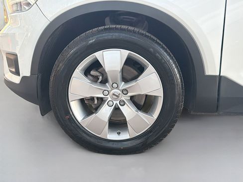 Used 2022 Volvo XC40 T5 Momentum image 41