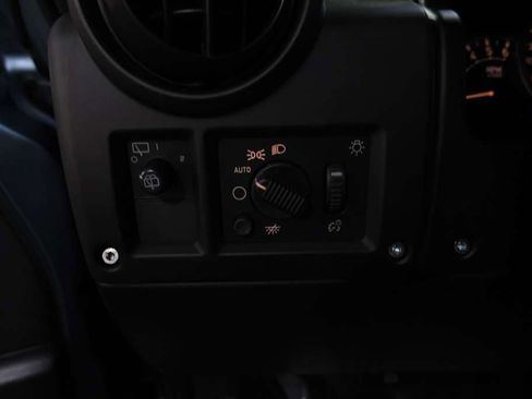 Used 2005 HUMMER H2 w/ Preferred Equipment Group image 34