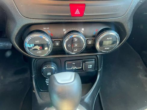 Used 2016 Jeep Renegade Latitude w/ Popular Equipment Group AWD/4WD image 25