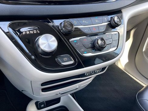 Certified 2024 Chrysler Pacifica Touring-L FWD image 25